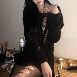 Chandail gothique en tricot avec trous fendus noir pour femme details
