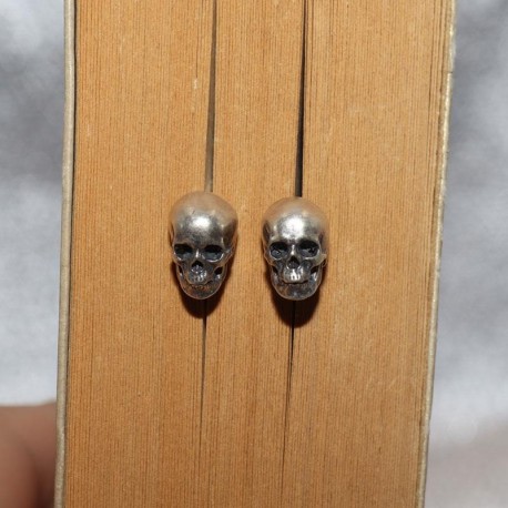 Boucles d'oreilles crâne rétro couleur argent vue portée